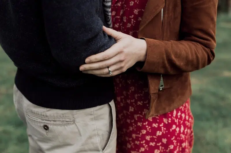 séance détail couple main