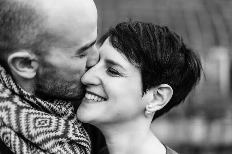 câlin mariage noir et blanc