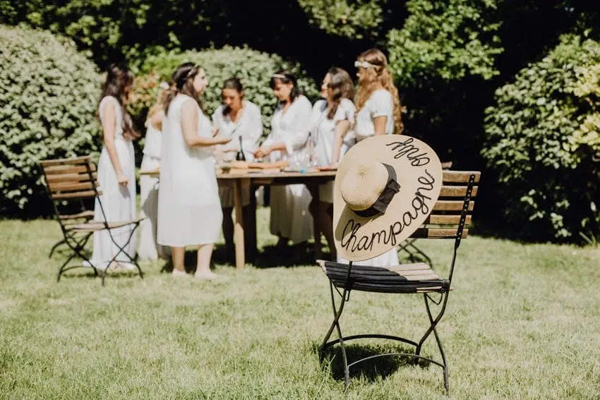 repas pique-nique chapeau campagne