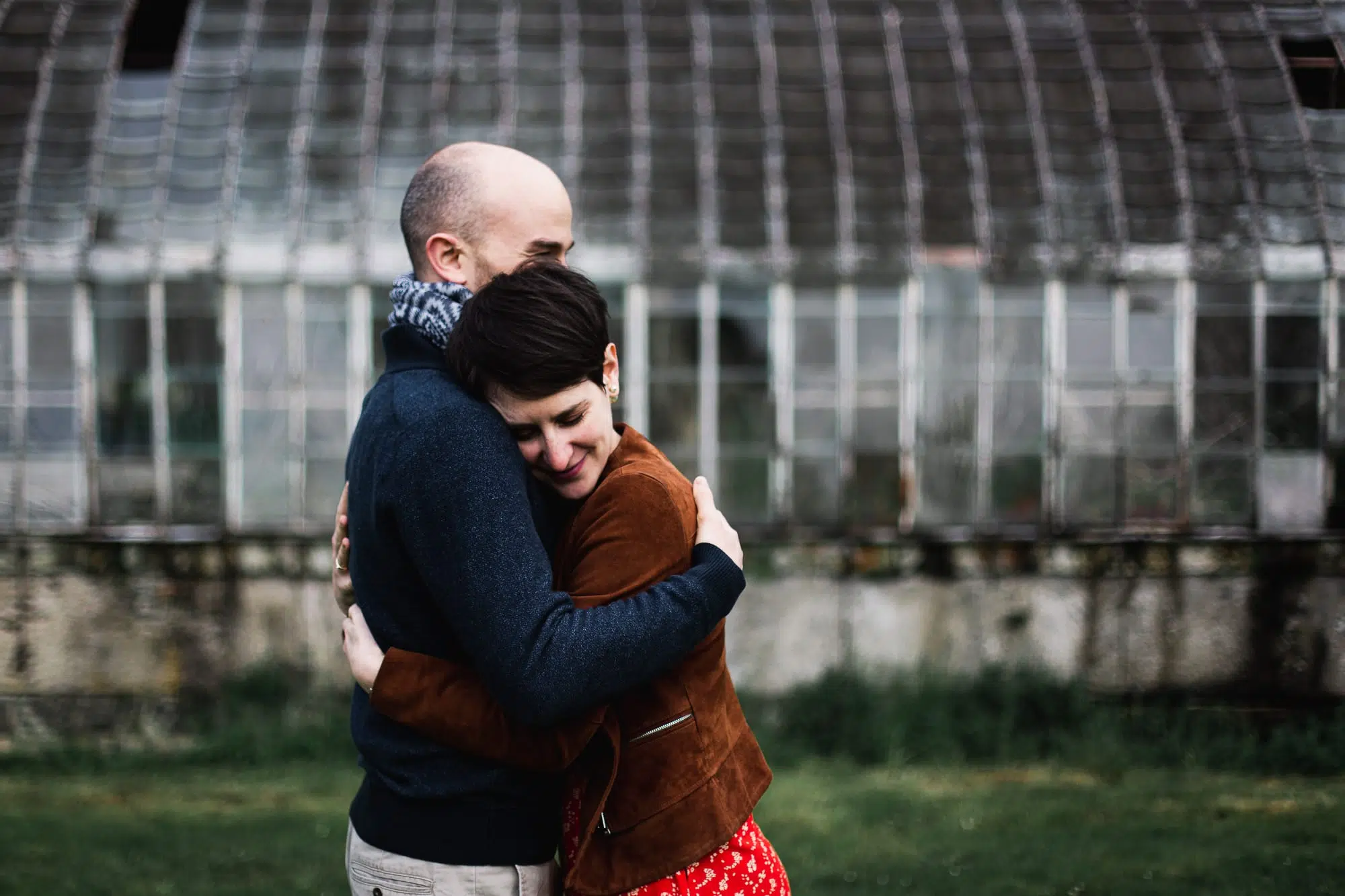 couple qui se sert dans les bras devant une serre ancienne au domaine des lys à Ancenis