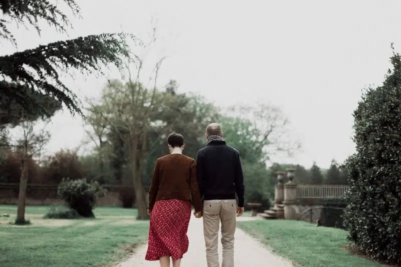 couple marchant de dos au domaine des lys à Ancenis