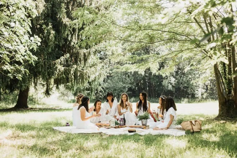 groupe de filles fetant un evjf dans un parc a bordeaux