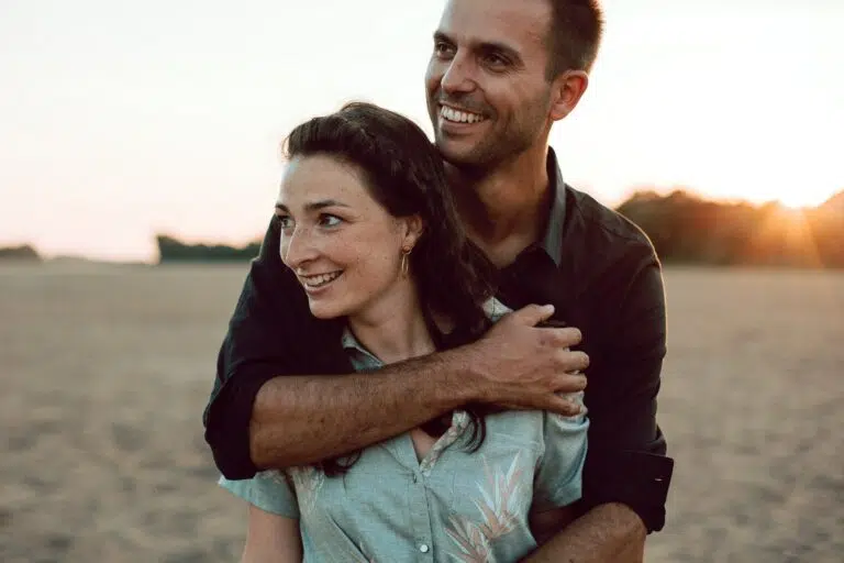 couple qui s'enlacent. L'homme est derriere la femme et la serre dans ses bras