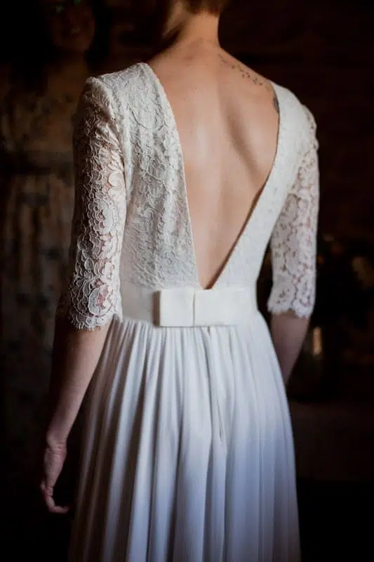 Plan du dos de la Marié et de son dos nu sur sa robe blanche