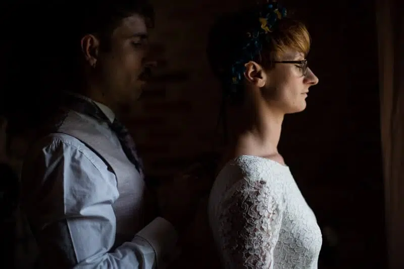 Portrait de la Marié qui se fait habiller par son Temoin