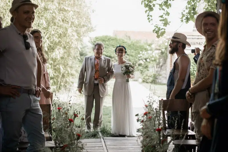 La mariée et son père font leur rentrée dans la cérémonie laïque