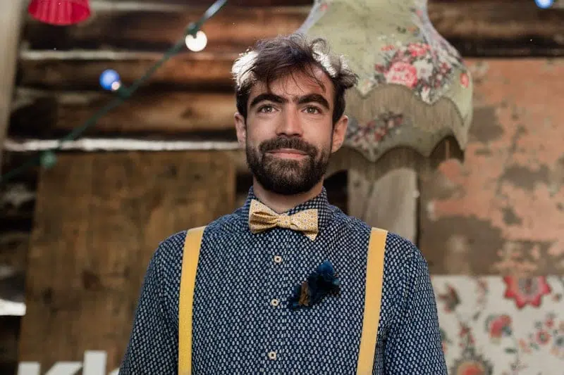 Portrait du Marié, pourtant une chemise bleue et des bretelles jaunes