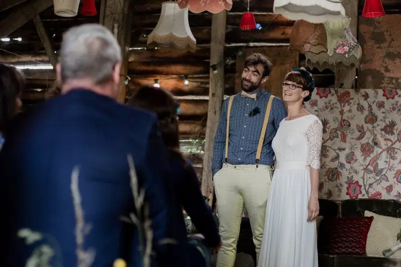 Photo des Mariée durant la cérémonie laïque avec les invités au premier plan