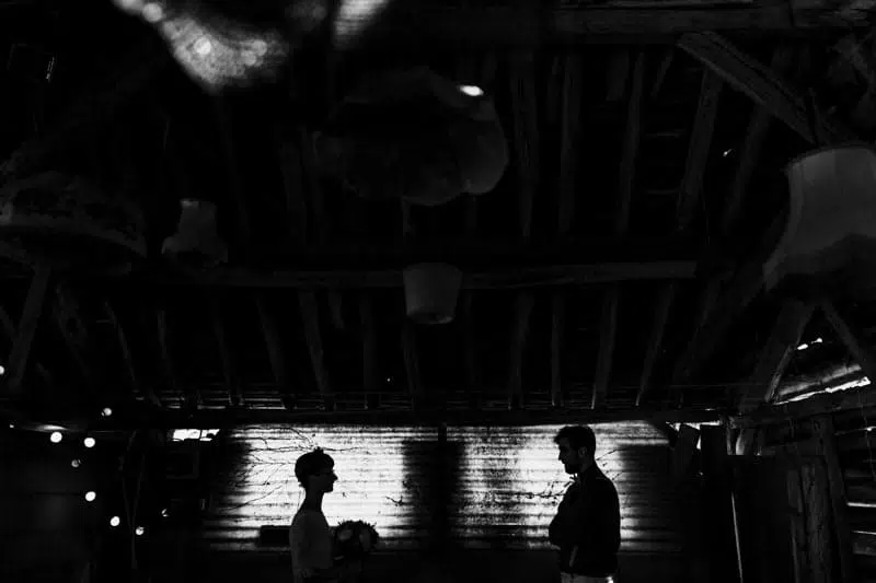 Photo de couple, créative en noir et blanc. Silhouette des Mariés chacun positionner devant une lumière