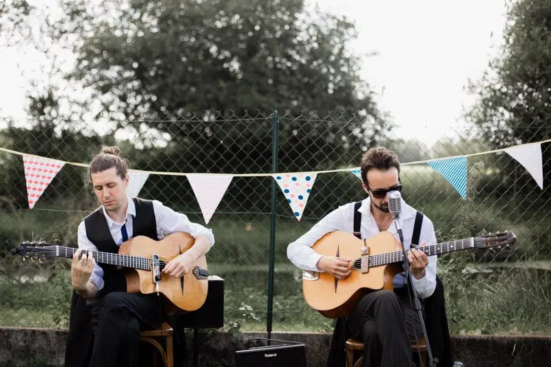 Groupe de musiciens, jouant de la guitare