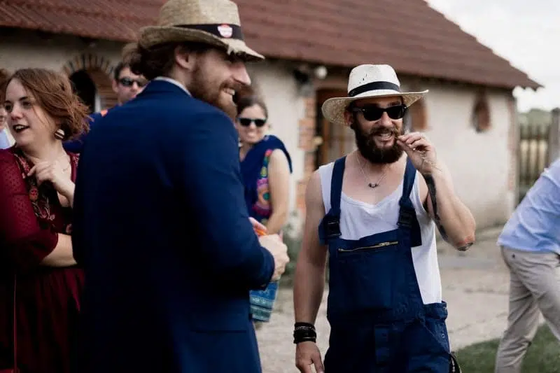 Inviter lors d'un cocktail d'un mariage, les les hommes portent un chapeau de paille