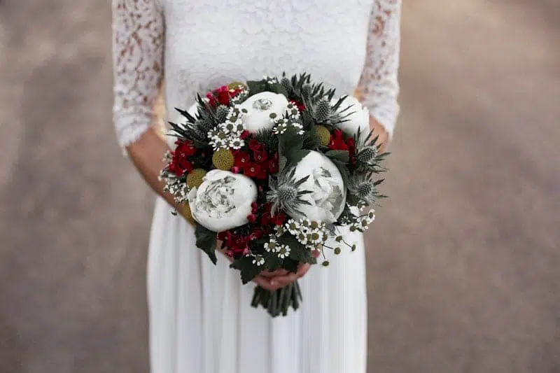 Photo d'un bouquet de fleurs dans les mains de la Mariée