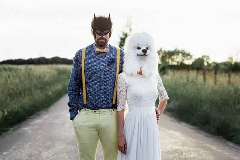 Photo de Marié originale. Le Marié porte un masque de Batman et la femme, une tête de chien.