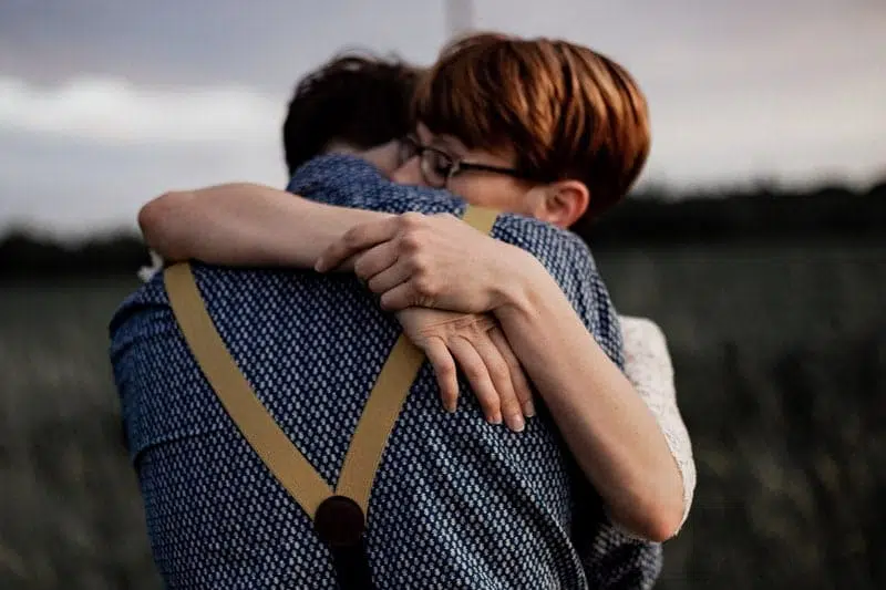 Femme qui prend son homme dans les bras