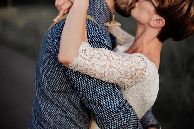 Plan serré d'un couple qui s'embrassent