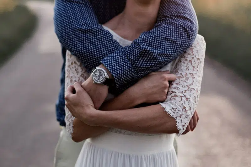 Couple qui s'entrelace en gros plan sur les mains