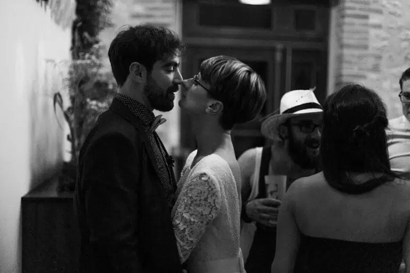 Coupe qui s'embrassent sur une photo noir et blanc