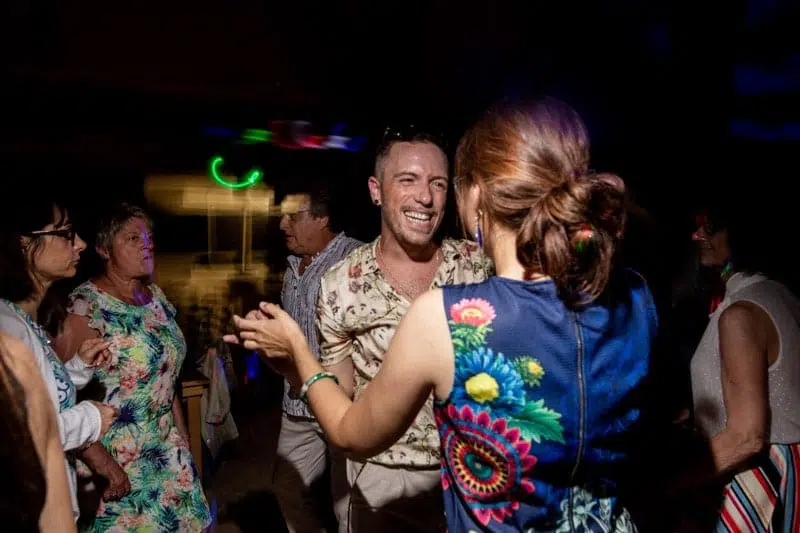 Couple qui danse avec effet de mouvement