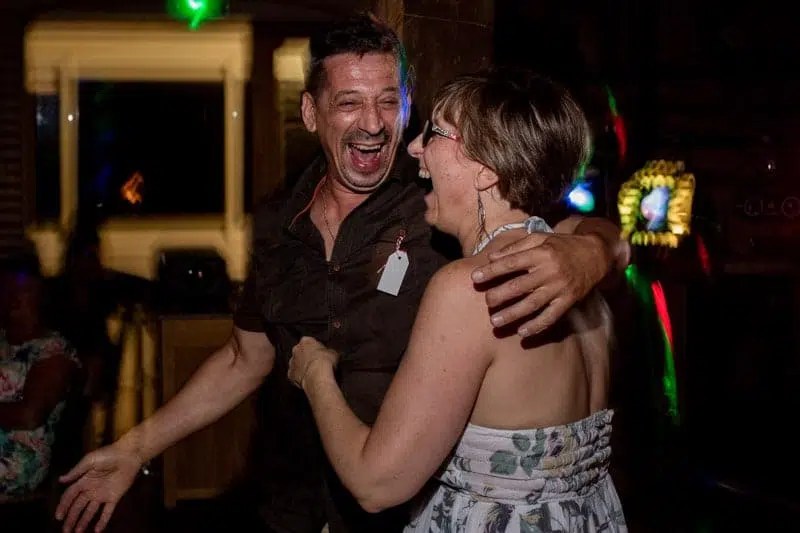 Danse de couple lors de la soirée dansante