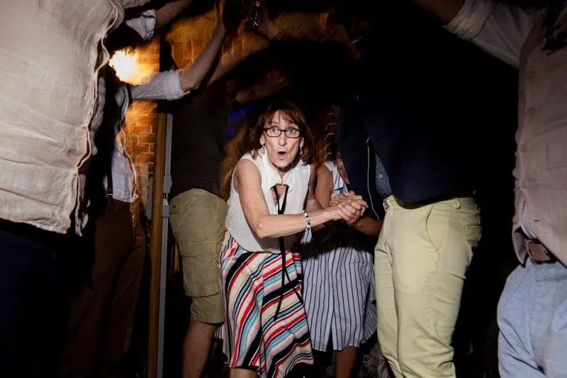 Femme qui danse lors de l'ouverture de bal