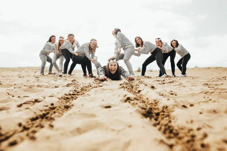 groupe d'amies s'amusant sur le sable lors d'un evjf à st brevin les pins