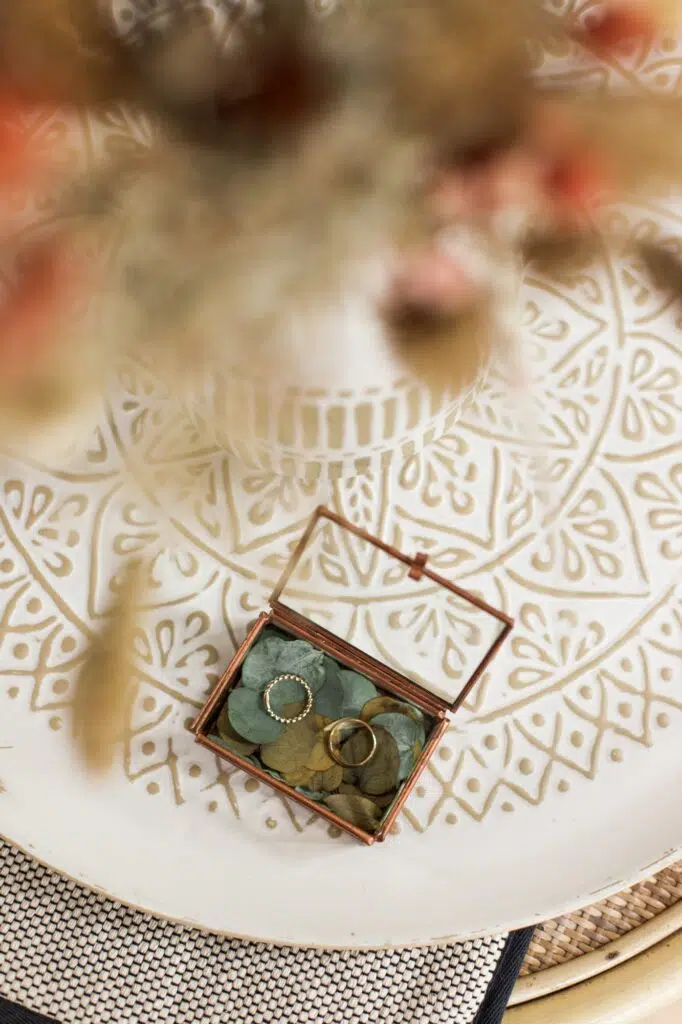 photos du coffret d'alliance sur une table avec des fleurs vue de dessus