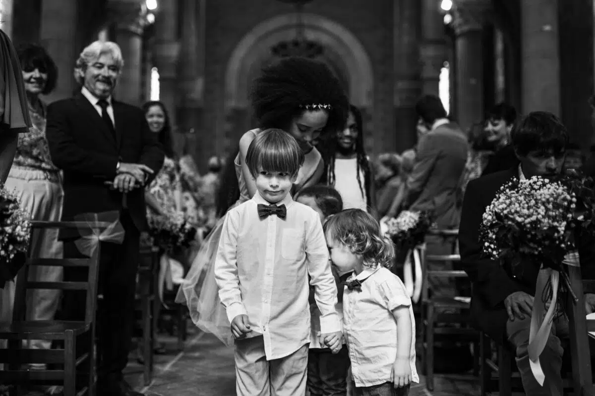 eglise enfant grimace