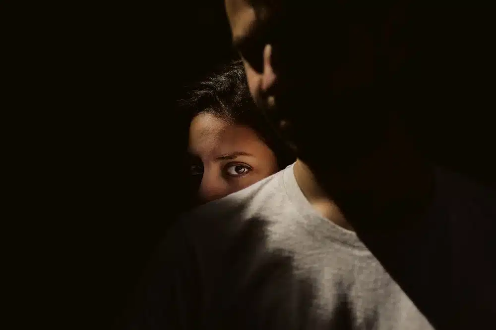 femme qui regarde au dessu l'epaule de son mari