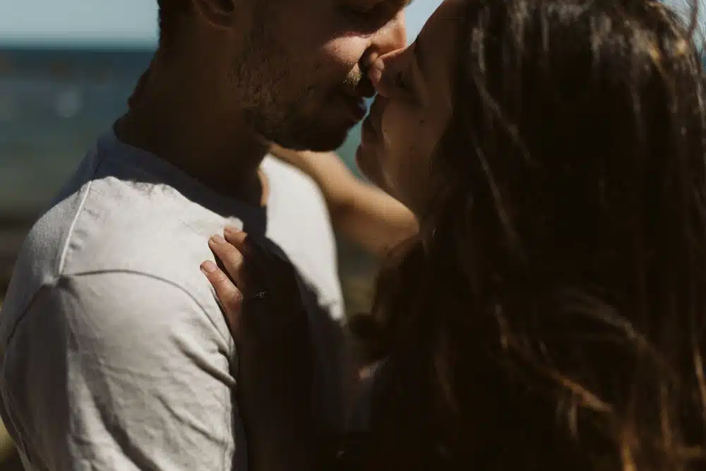 couple se faisant un baiser