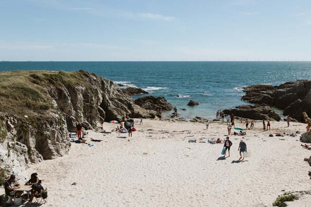foule sur une plage bretonne