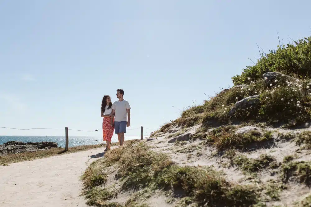 couple marchant sur un sentier de la cote sauvage