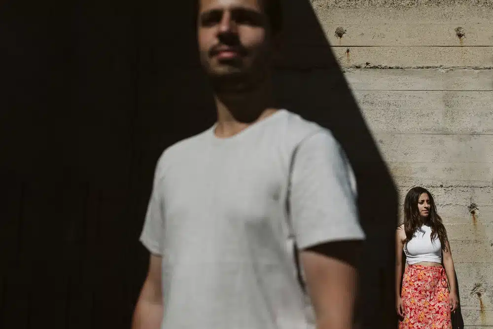 portrait d'une femme avec homme au premier plan flou