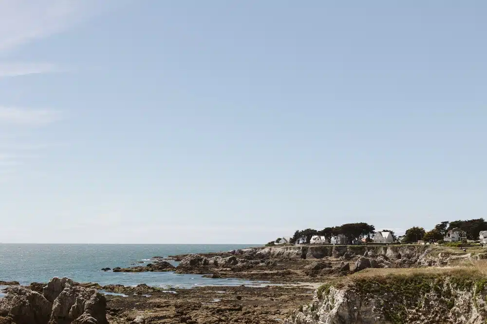 cote sauvage avec la mer et le ciel