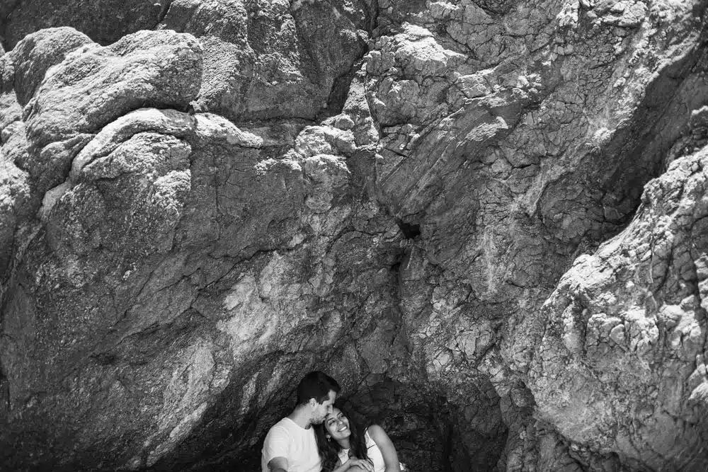 couple en noir et blanc dans une grotte