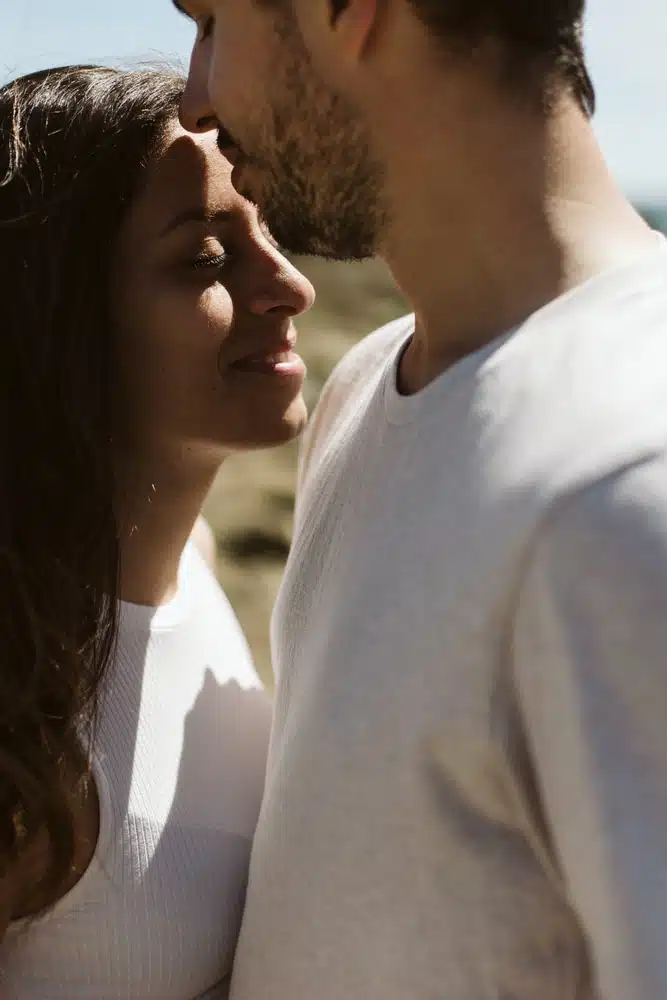 homme faisant un baiser sur le front de sa femme