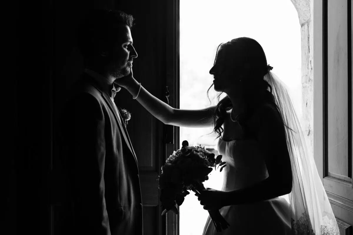 couple mariage noir et blanc eglise
