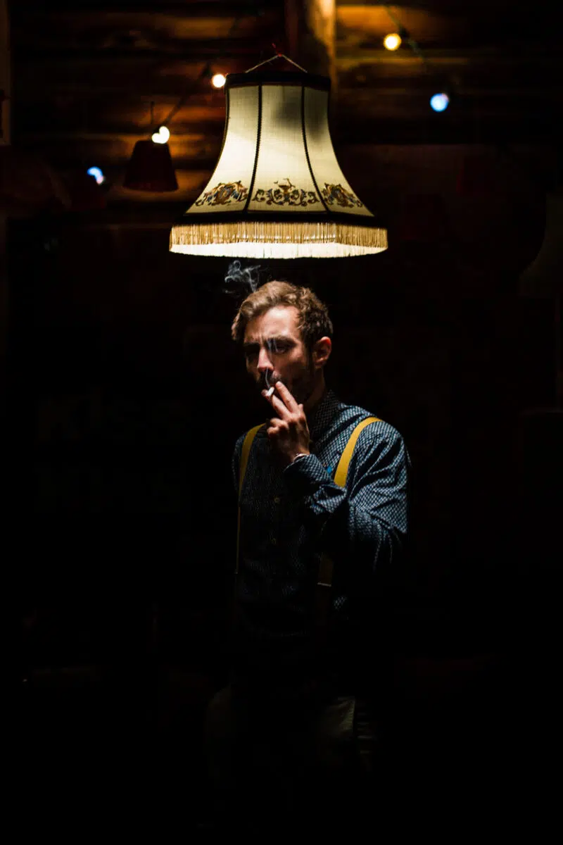 portrait marié cigarette