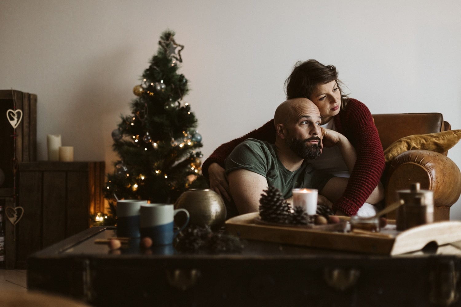 couple dans le fauteuil du salon