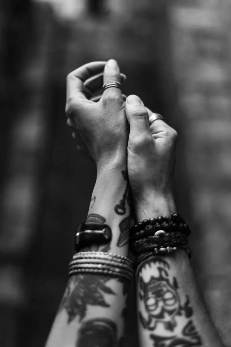 mains et tatouages noit et blanc