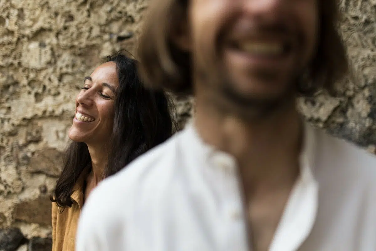 femme sourire homme premier plan