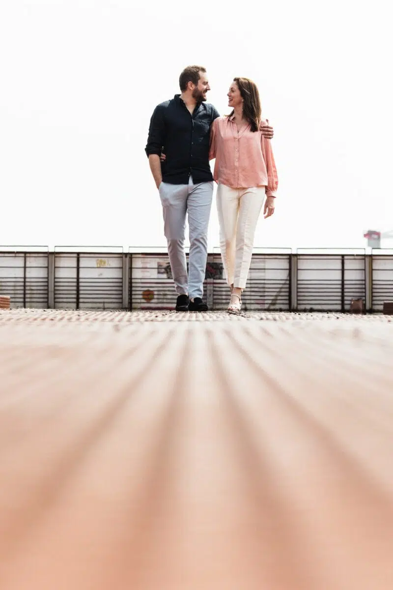 couple marchant sur rampe en metal