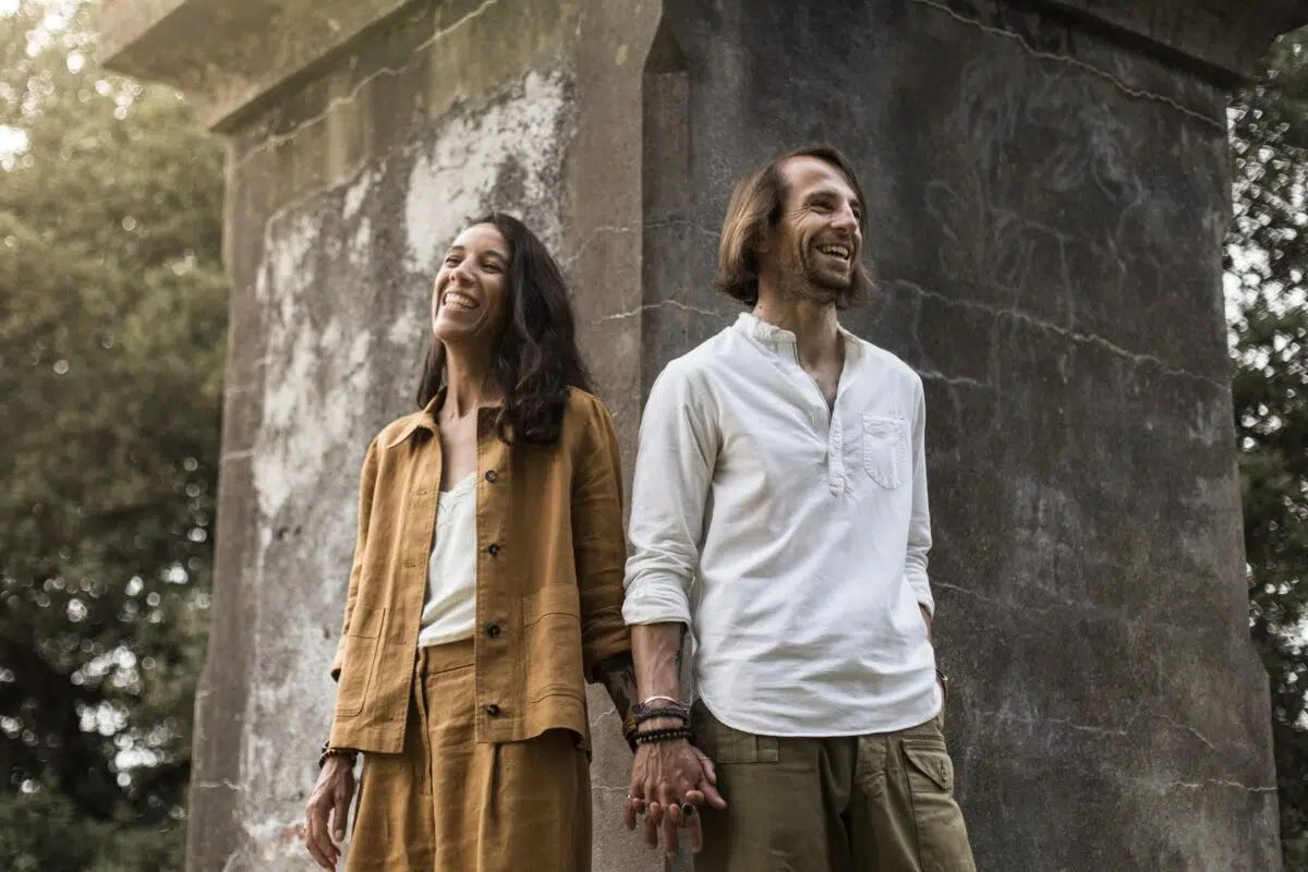 portrait couple qui sourit devant monument
