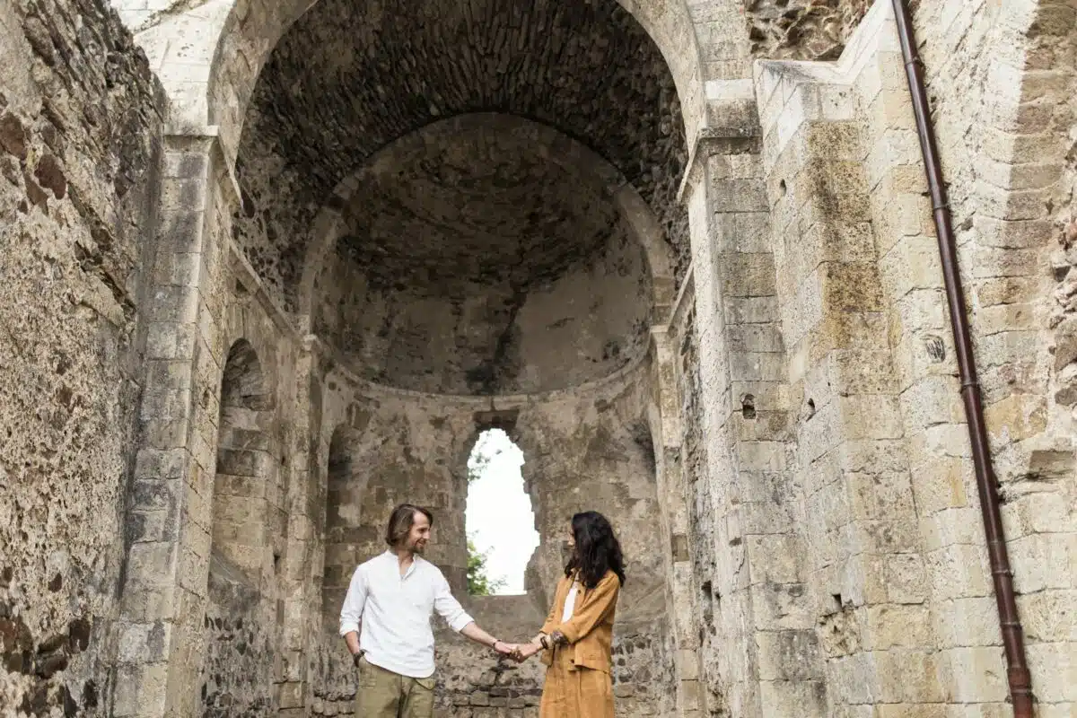 couple chapelle ancienne en pierre