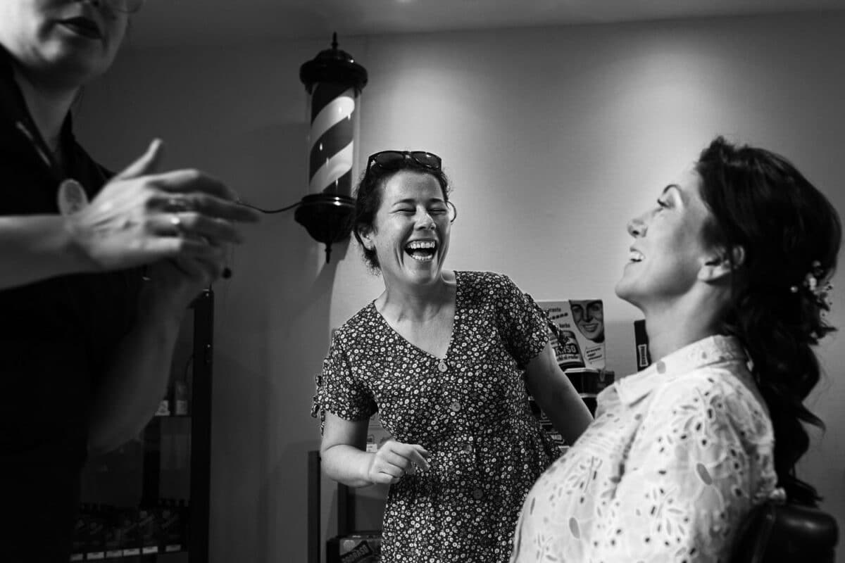 Préparatifs de la mariée au salon, éclat de rire avec une amie – Domaine de Roiffé.