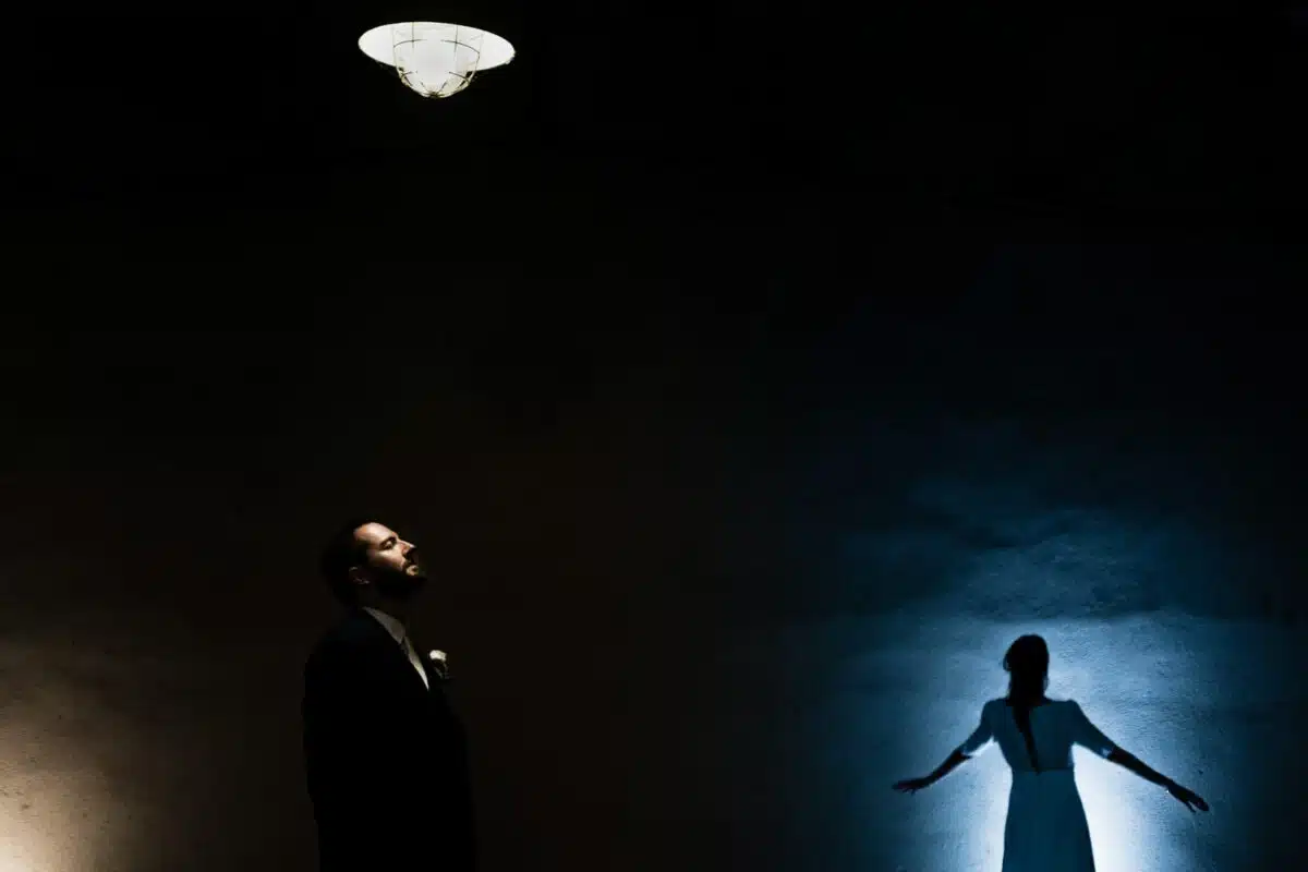 Portrait créatif des mariés, lumière dramatique et silhouette bleutée – Manoir de la Jahotière.