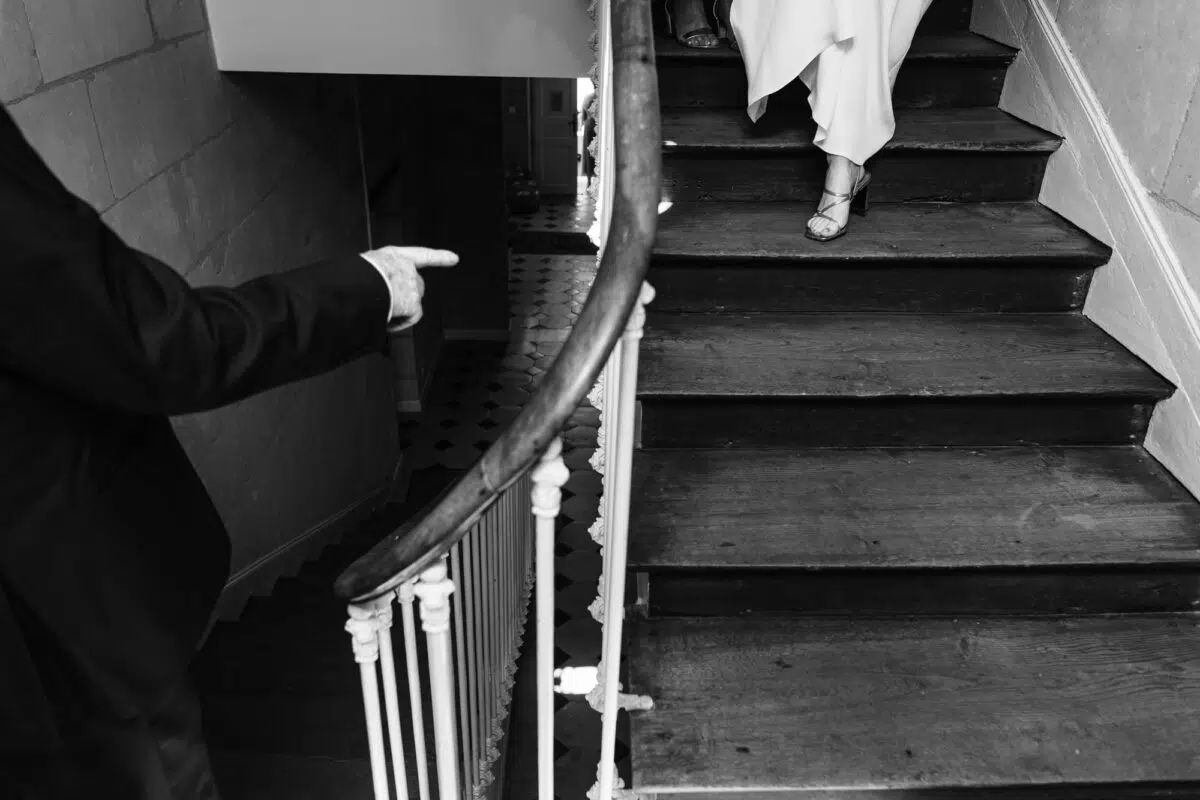 main pied robe marche