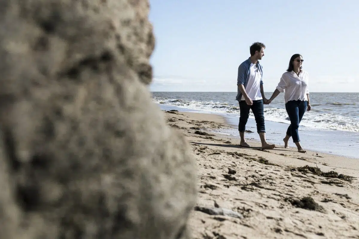 couple qui marche sur la plage de saint brevin les pins