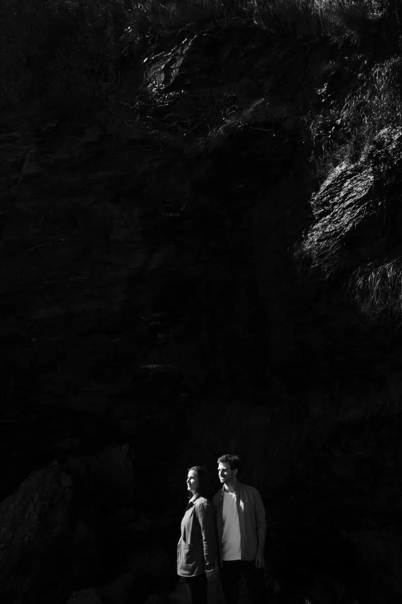 couple noir et blanc falaise atlantique