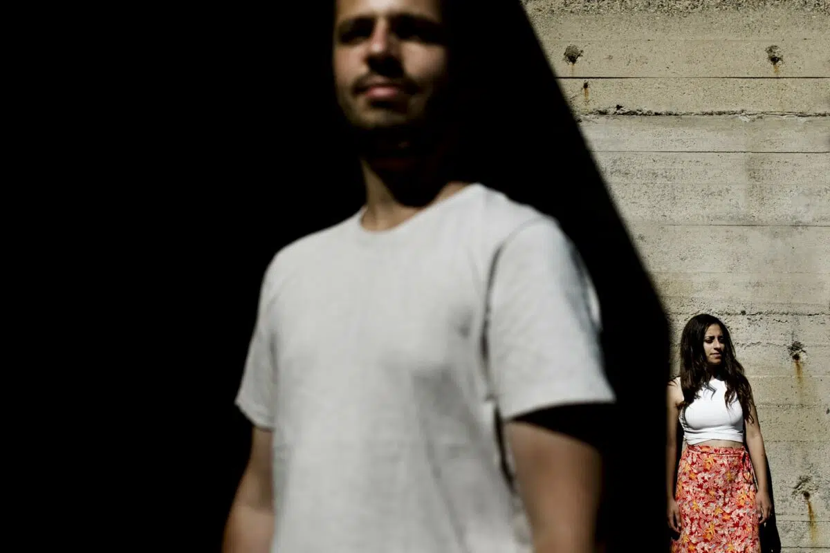 portrait couple contraste homme au premier plan