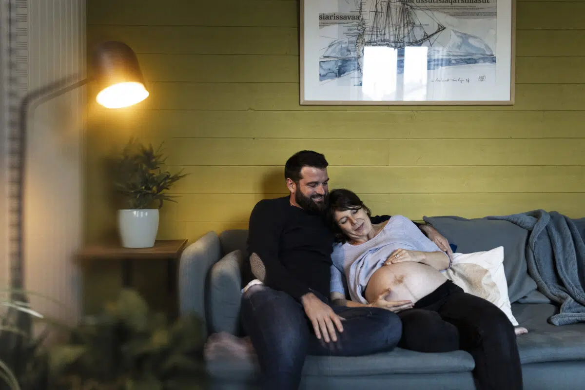 couple assis dans le canapé du salon